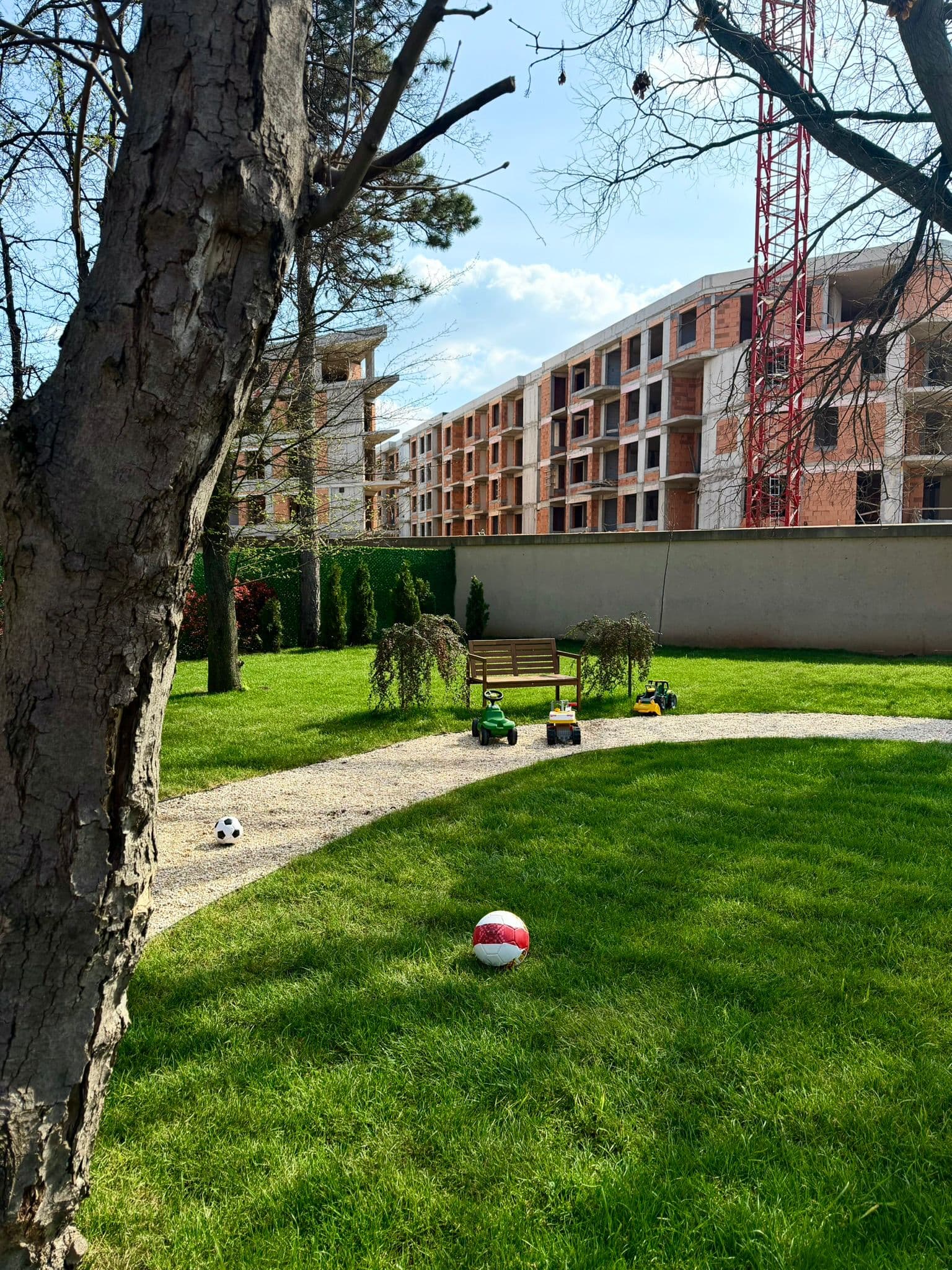 Prolećni pogled na park pored kompleksa